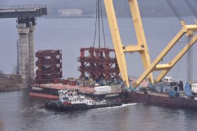 Floating crane LK-800 "Zakhariy" began to work on the construction of the bridge