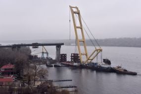 Floating crane LK-800 "Zakhariy" began to work on the construction of the bridge
