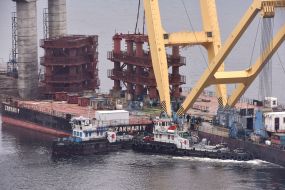 Floating crane LK-800 "Zakhariy" began to work on the construction of the bridge