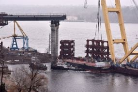 Floating crane LK-800 "Zakhariy" began to work on the construction of the bridge