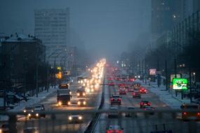 Автомобили едут по заснеженной дороге