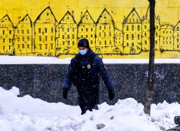 Співробітник поліції в респіраторній масці