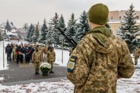 Почесна варта біля Меморіалу загиблим воїнам АТО