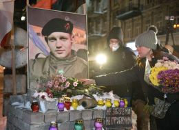 Участники Марша памяти героев Небесной Сотни возле памятника Михаилу Жизневскому