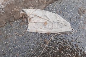 The medical mask lies on the asphalt