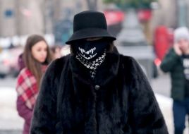 Woman in respirator mastsi