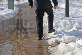 Затопленная водой дорожка в парке в Киеве