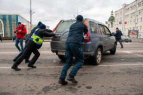 Правоохранители толкают автомобиль