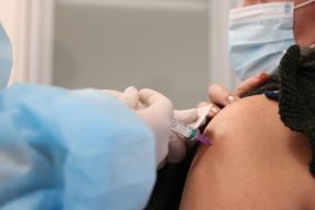 Mobile brigade of the Ministry of Health of Ukraine vaccinates doctors of Dobrobut medical network