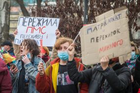 Учасниці маршу за рівні права жінок на Приморському бульварі в Одесі