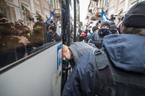 Поліція втрутилася у протистояння учасниць маршу за рівні права жінок та радикалів з організації «Традиції і порядок»