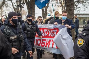 Поліція втрутилася у протистояння учасниць маршу за рівні права жінок та радикалів з організації «Традиції і порядок»