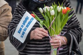 Учасниця маршу за рівні права жінок на Приморському бульварі в Одесі