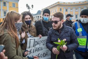 Учасниці маршу за рівні права жінок на Приморському бульварі в Одесі