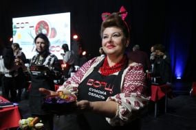 Женщина держит миску с борщом