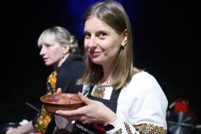 Женщина держит миску с борщом