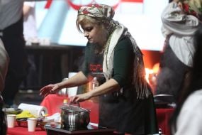 Мария Бурмака готовит борщ