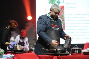 Повар готовит борщ