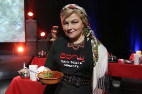 Мария Бурмака держит миску с борщом