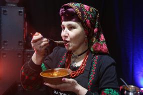 Женщина пробует борщ