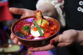 Борщ в глиняной миске