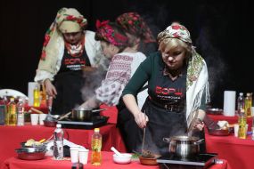 Мария Бурмака готовит борщ