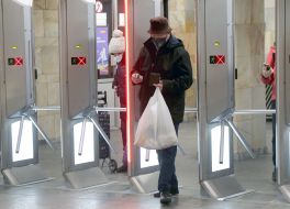 New high turnstiles at Kontraktova Ploshcha metro station