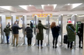 New high turnstiles at Kontraktova Ploshcha metro station