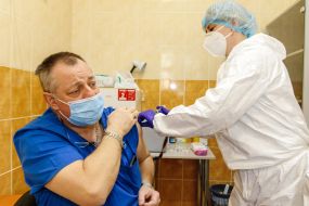 Vaccination of health workers from COVID-19