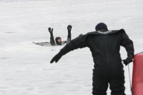 Rescuers are training to rescue people on the water