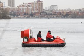 Rescuers are training to rescue people on the water