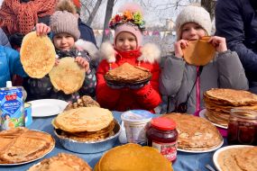 Children with pancakes