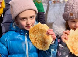 Children with pancakes