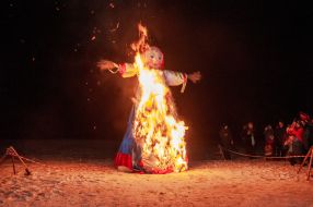 Спалювання опудала зими