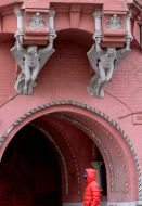 Крилаті демони, що тримають еркер в Будинку Підгорського ("Замок барона")