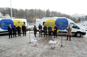 Action of handing over keys from mobile Centers for providing administrative services to community leaders