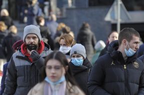People in a respiratory mask in Kiev