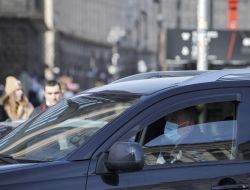 Driver in a respirator mask in the car