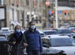 People in a respiratory mask in Kiev