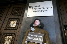 Action "Why isnt Medvedchuk sitting?"