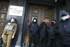 Action "Why isnt Medvedchuk sitting?"