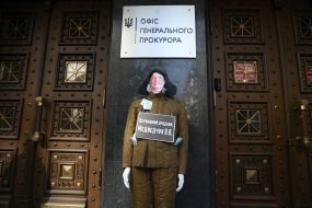 Action "Why isnt Medvedchuk sitting?"