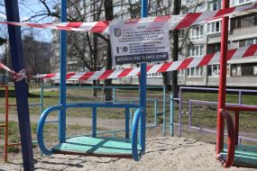 Announcement asking not to use playgrounds during lockdown