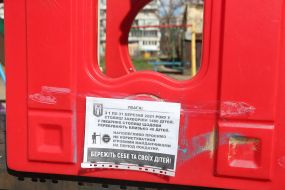 Announcement asking not to use playgrounds during lockdown