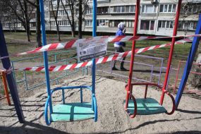 Announcement asking not to use playgrounds during lockdown