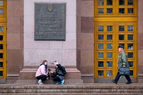 Girls are photographed near the Kyiv City State Administration