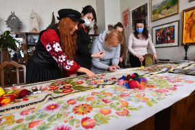 Запорожские мастерицы вышивают рушник
