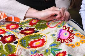 Запорожская мастерица вышивает рушник