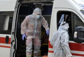 Медпрацівники біля автомобіля швидкої допомоги
