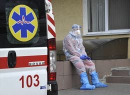 Медпрацівник біля автомобіля швидкої допомоги